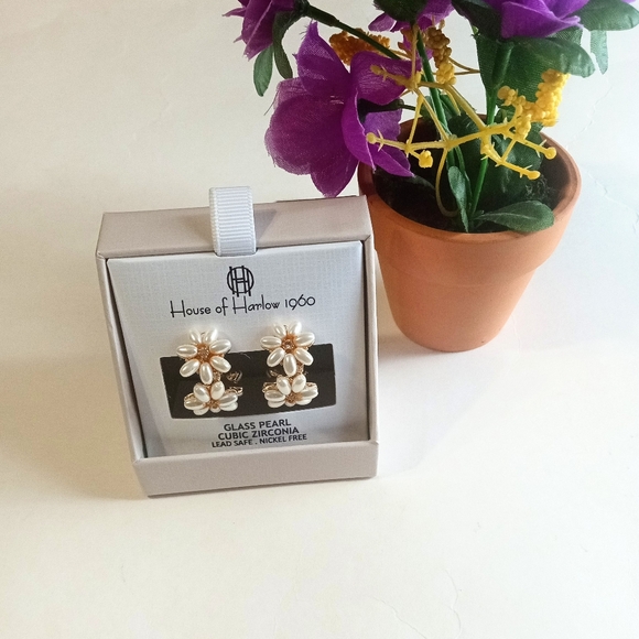 House of Harlow 1960 Jewelry - House Of Harlow Glass Pearl Flower Earrings New